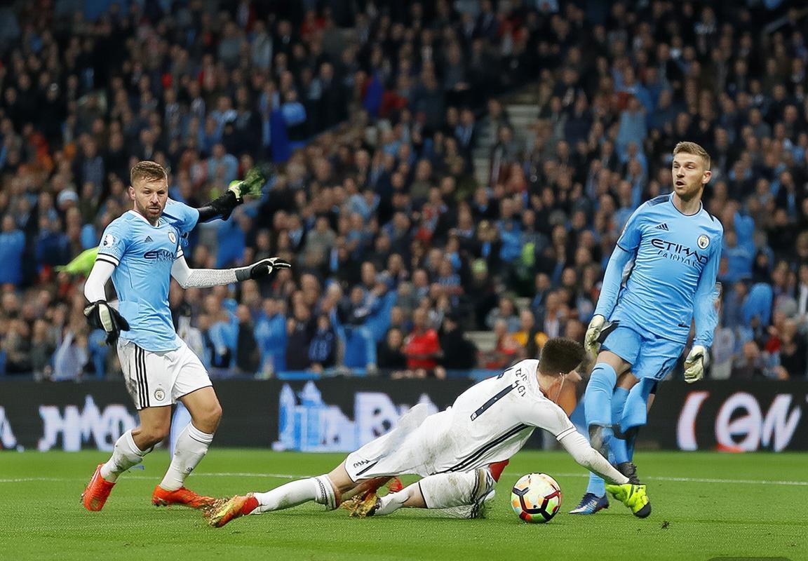 欧冠战术对决：瓜迪奥拉的体系如何击溃皇马，曼城诠释金钱非万能